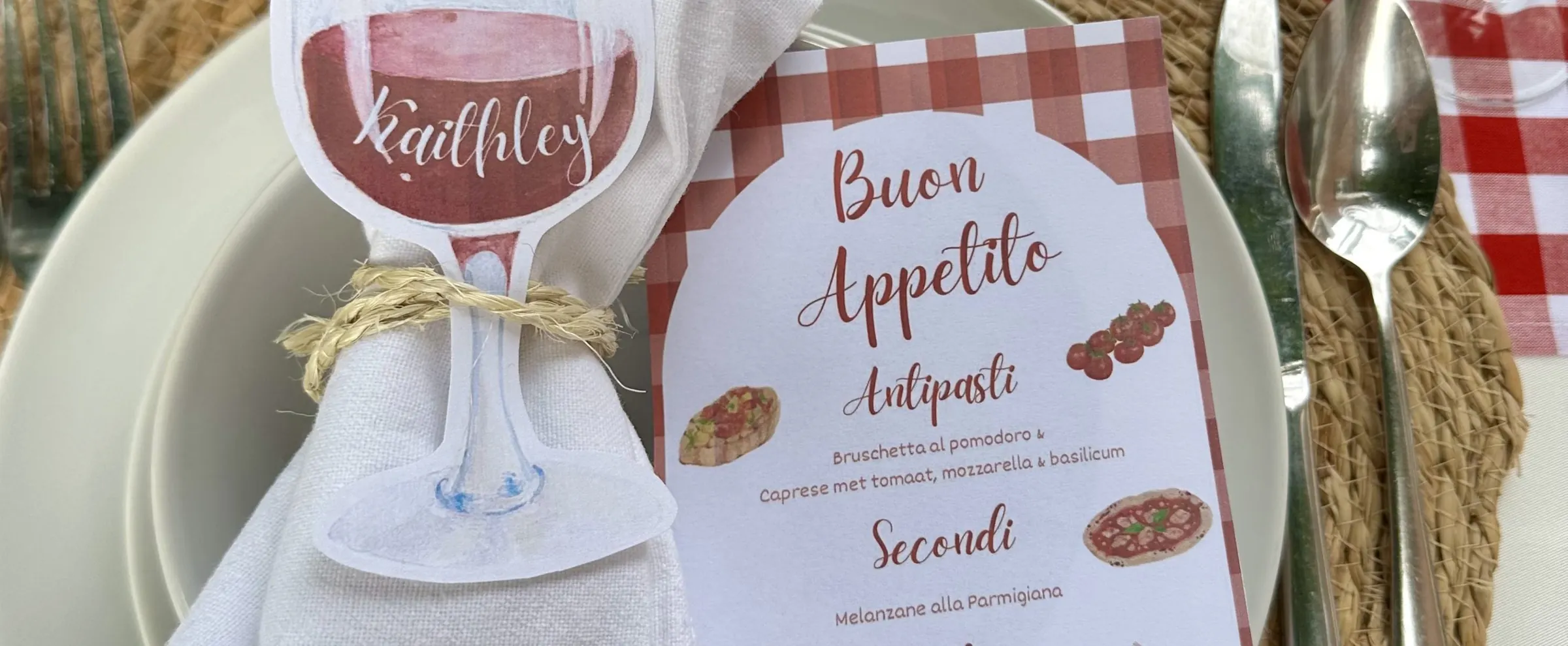 Naamkaartje in de vorm van een wijnglas en een menukaart Buon Appetito op een Italiaans gedekte tafel