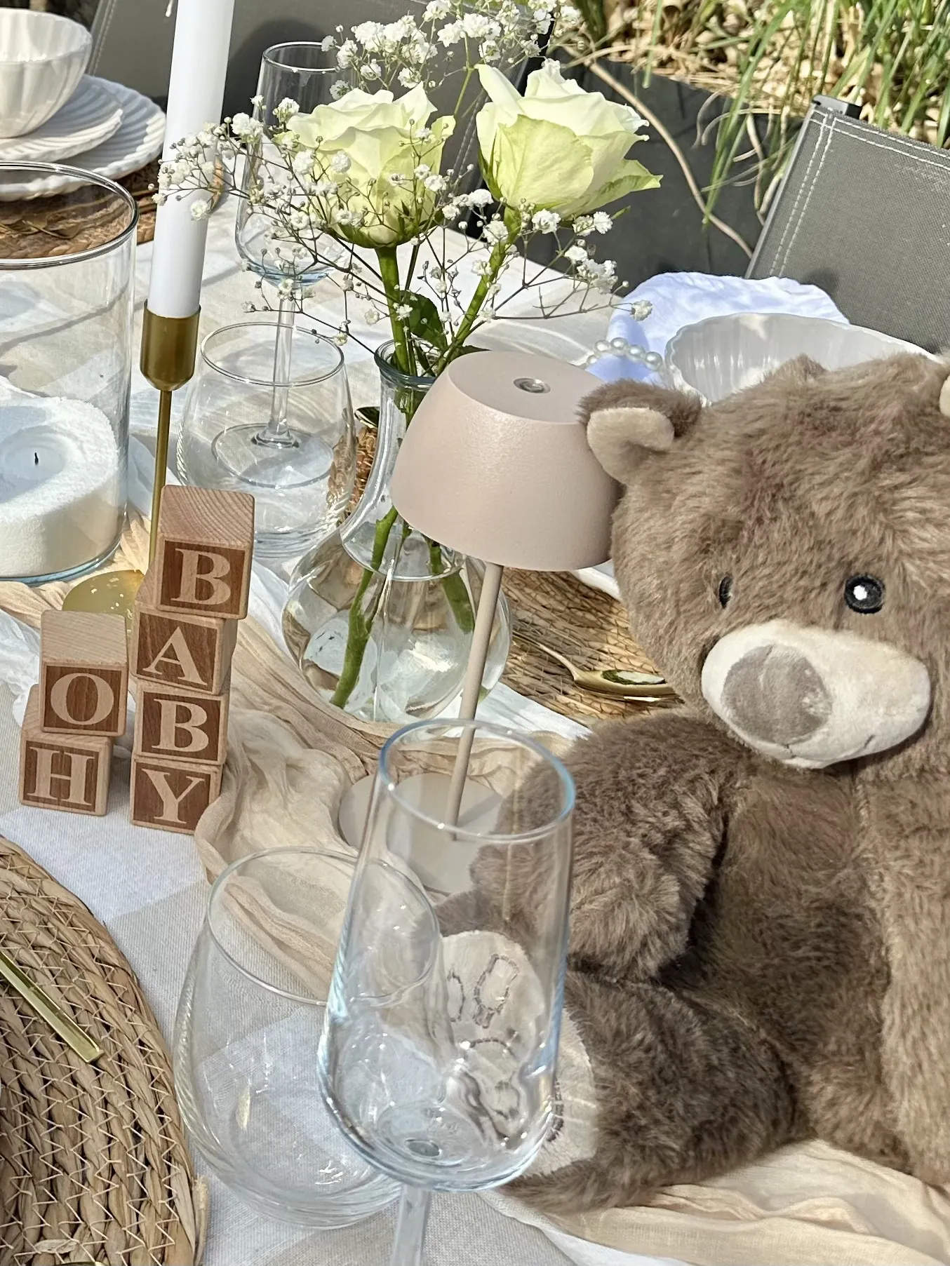 Houten blokken met OH BABY, een knuffelbeer en witte rozen op de Oh Baby tafel