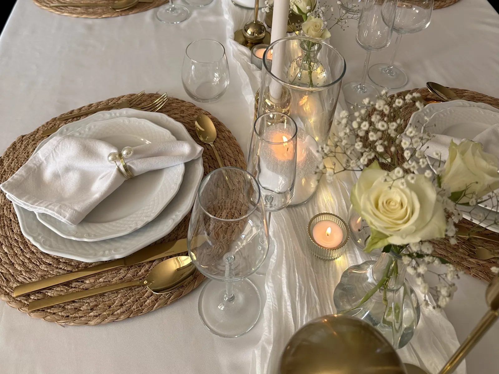 White & Gold tafel met wit servies, gouden bestek, witte rozen en kaarsen in glas
